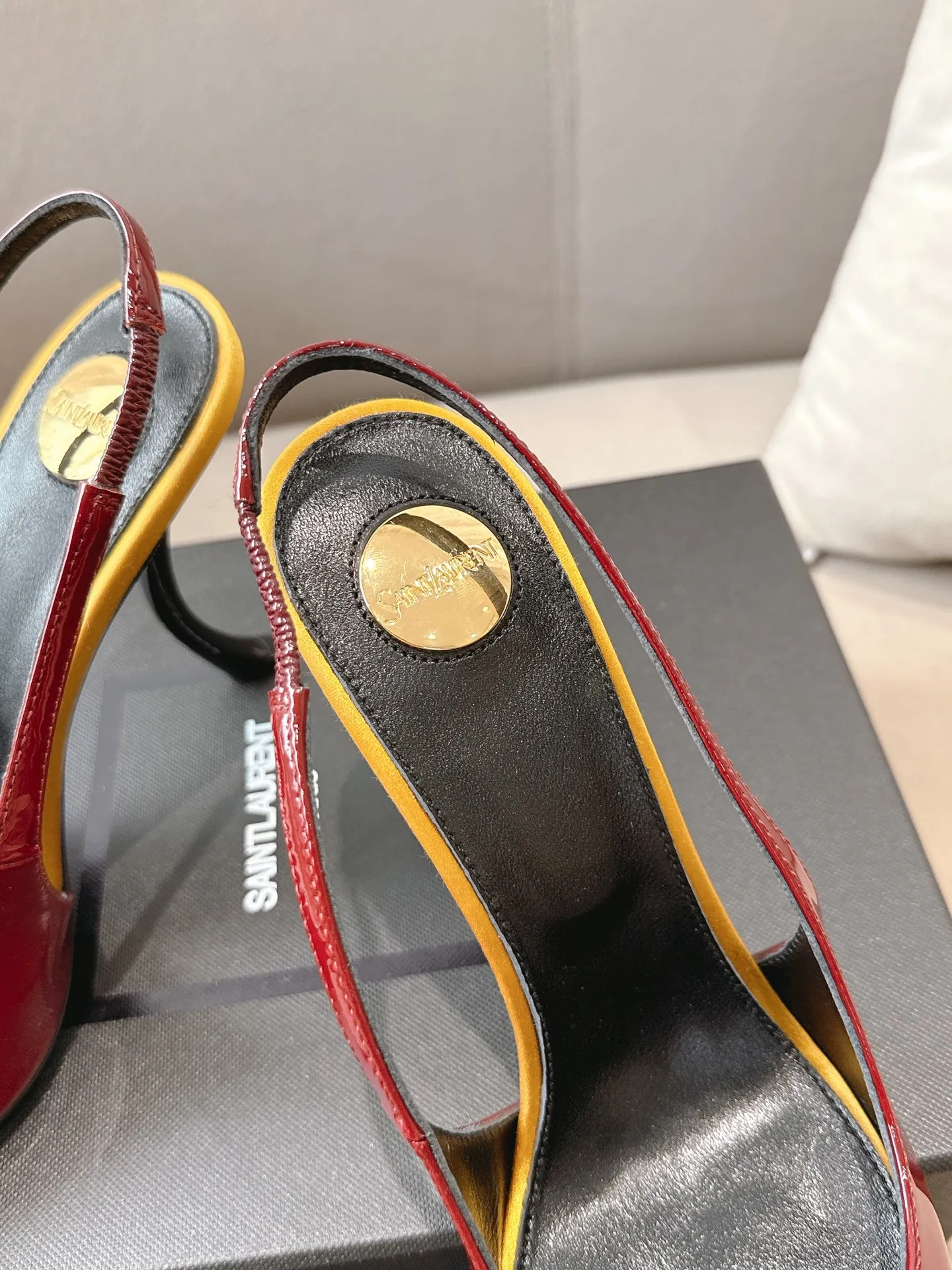 👟👟Ex-factory price 620👟👟 Saint Laurent YSL 25ss/autumn and winter ready-to-wear series catwalk style high heels. The design of the toe and transparent heel, the final effect is quite good. The different colors are also very beautiful. Only YSL understands women's hearts best and does not accept rebuttal. It is a super invincible feminine artifact and a must-have for women (z-product full-body customization, own molded hardware accessories, perfect consistency) ✔Upper: imported cow patent leather ✔Lining: imported 🐑goat leather ✔Sole: imported genuine leather outsole ✔Heel height: 10.5cm ✔Number of yards: 36-39 (40, 41, 42 can be customized and non-returnable) (Full set of packaging)